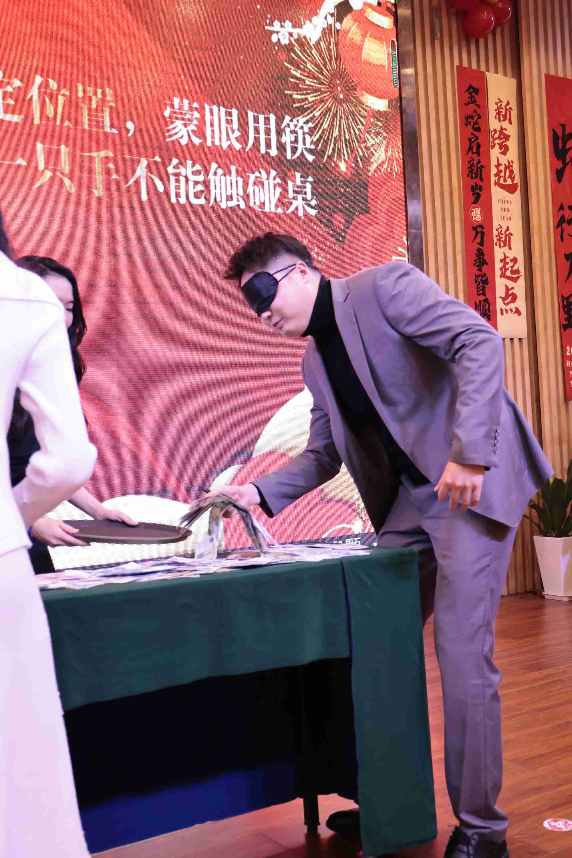 2025集團(tuán)年會(huì)“風(fēng)華十載，筑夢(mèng)未來(lái)”